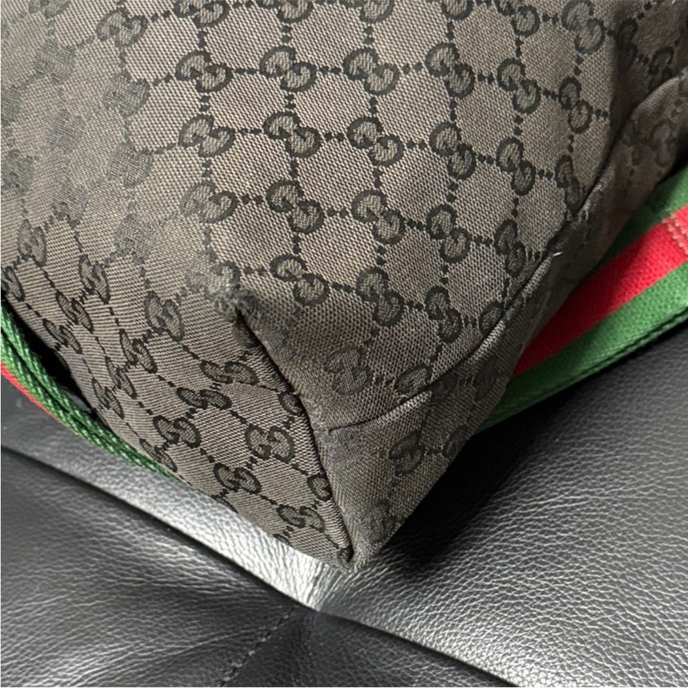 Gucci Sherry Line Black Messenger Bag with Iconic Green and Red Adjustable Strap - Picture 4 of 16